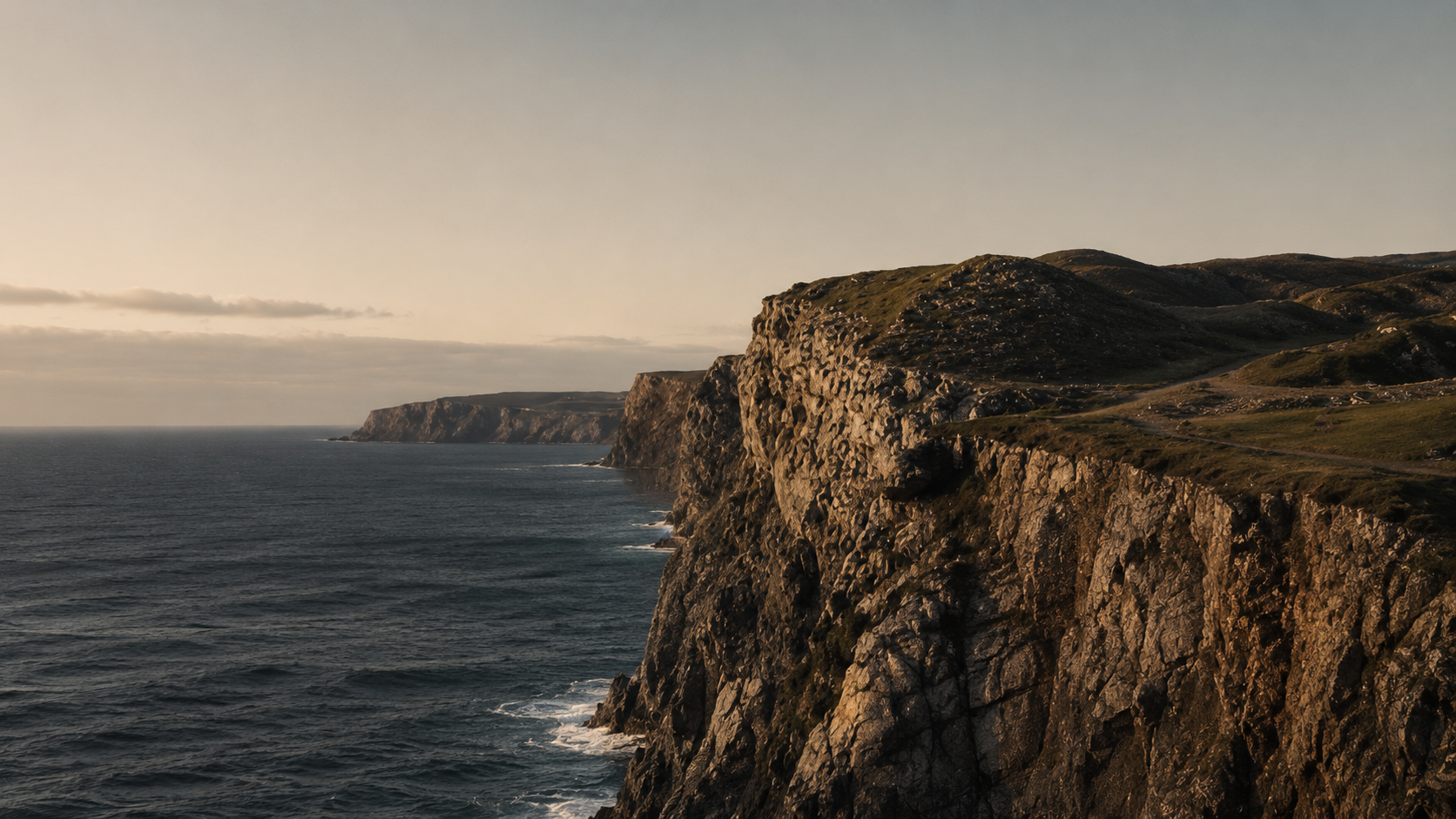 Paisagem de falésias ao pôr do sol